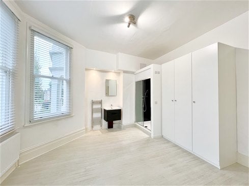 Flat Lyncroft Gardens in Greater London