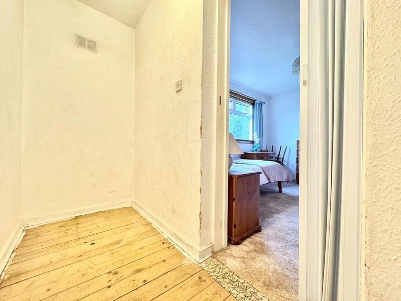 Flat Muirhouse Bank in City of Edinburgh