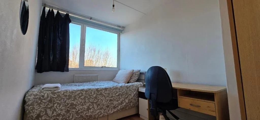 Room Roland Way in Greater London