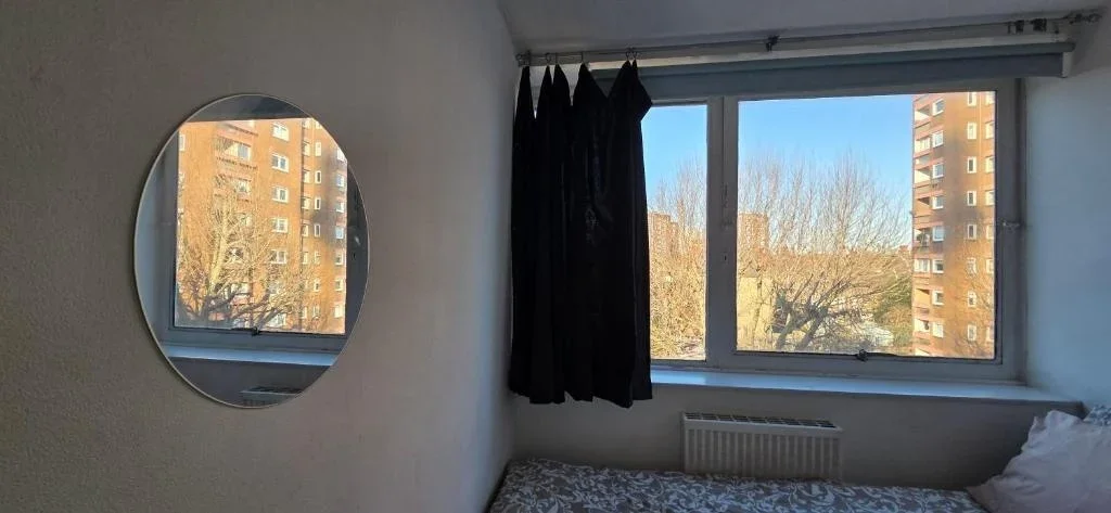 Room Roland Way in Greater London