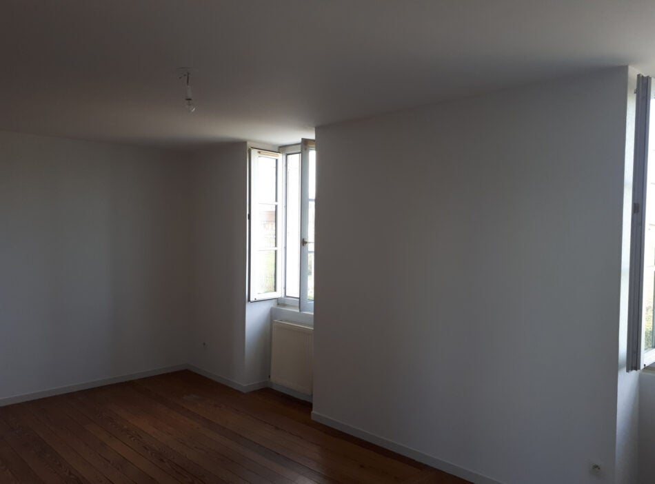 Appartement Place de la Mairie à Jayat