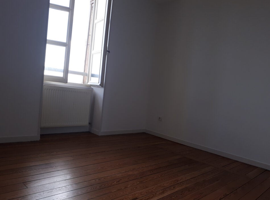 Appartement Place de la Mairie à Jayat