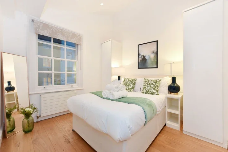 Flat Beauchamp Place in Greater London