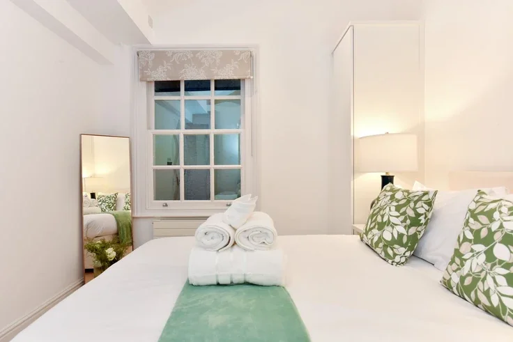 Flat Beauchamp Place in Greater London