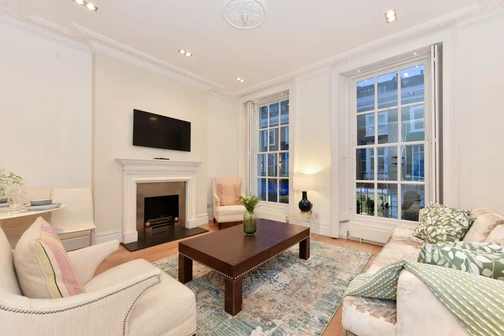 Flat Beauchamp Place in Greater London