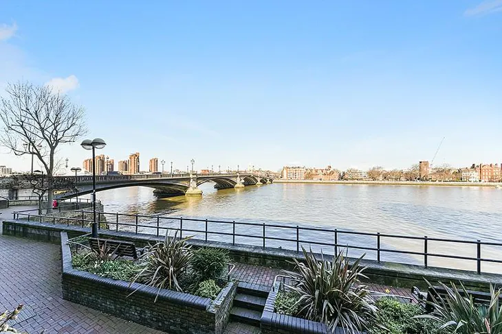 Flat Albion Riverside in Greater London