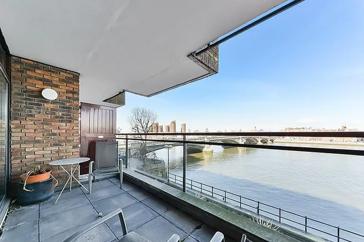 Flat Albion Riverside in Greater London
