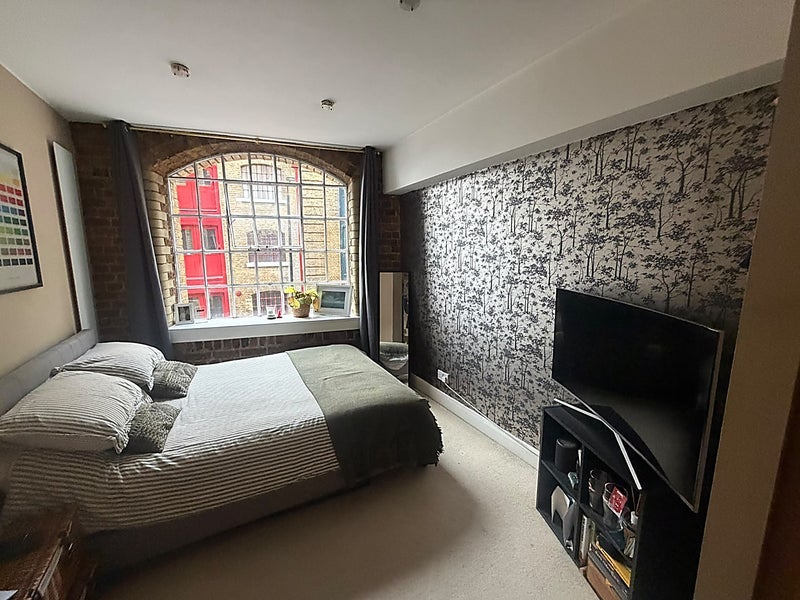 Room Wapping High Street in Greater London