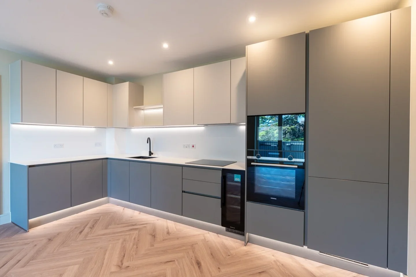 Flat Lapidge Drive in Greater London