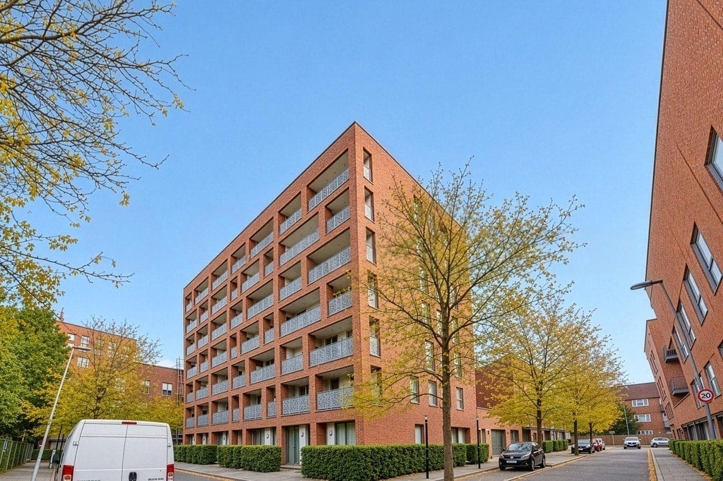 Flat Charford Road in Greater London