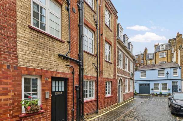 Flat Weymouth Mews in City of Westminster