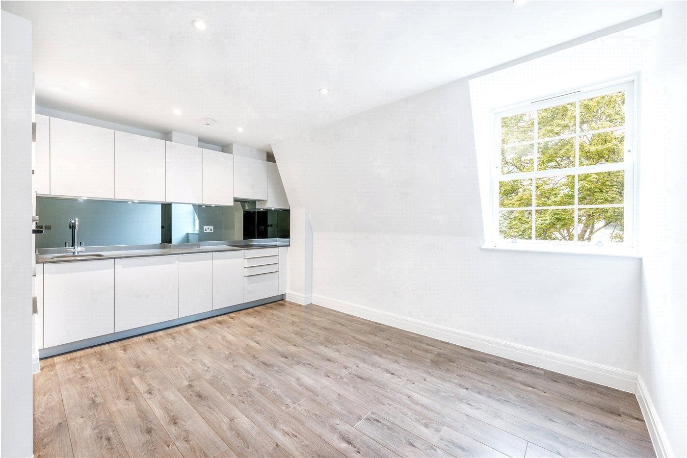Flat Kew Bridge Road in Greater London