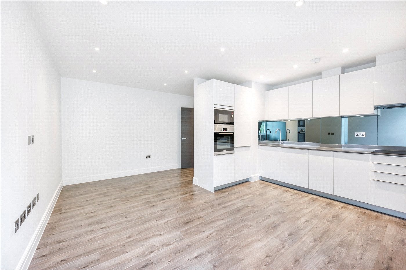 Flat Kew Bridge Road in Greater London