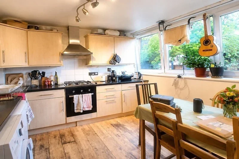 Room Bemish Road in Greater London