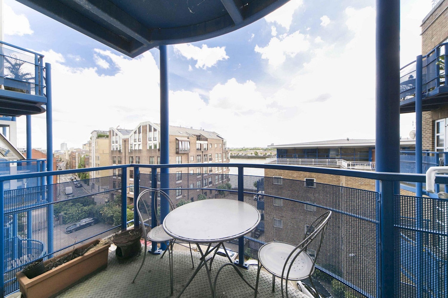 Flat Jardine Road in Greater London