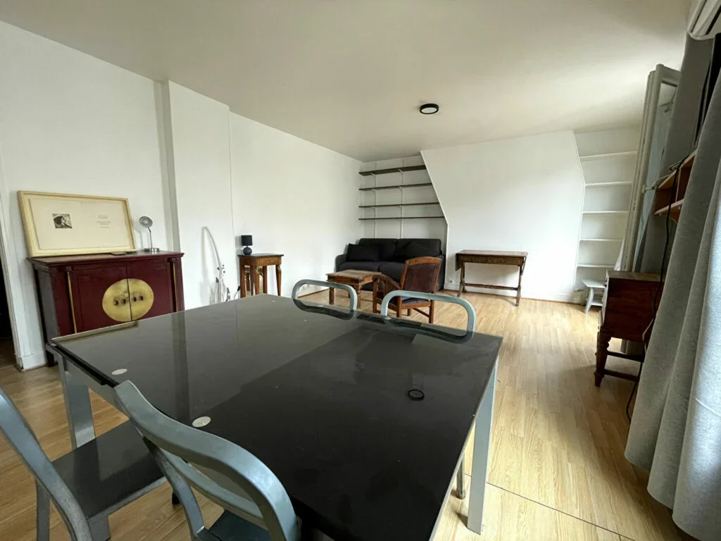Flat Rue Ramponeau in Paris