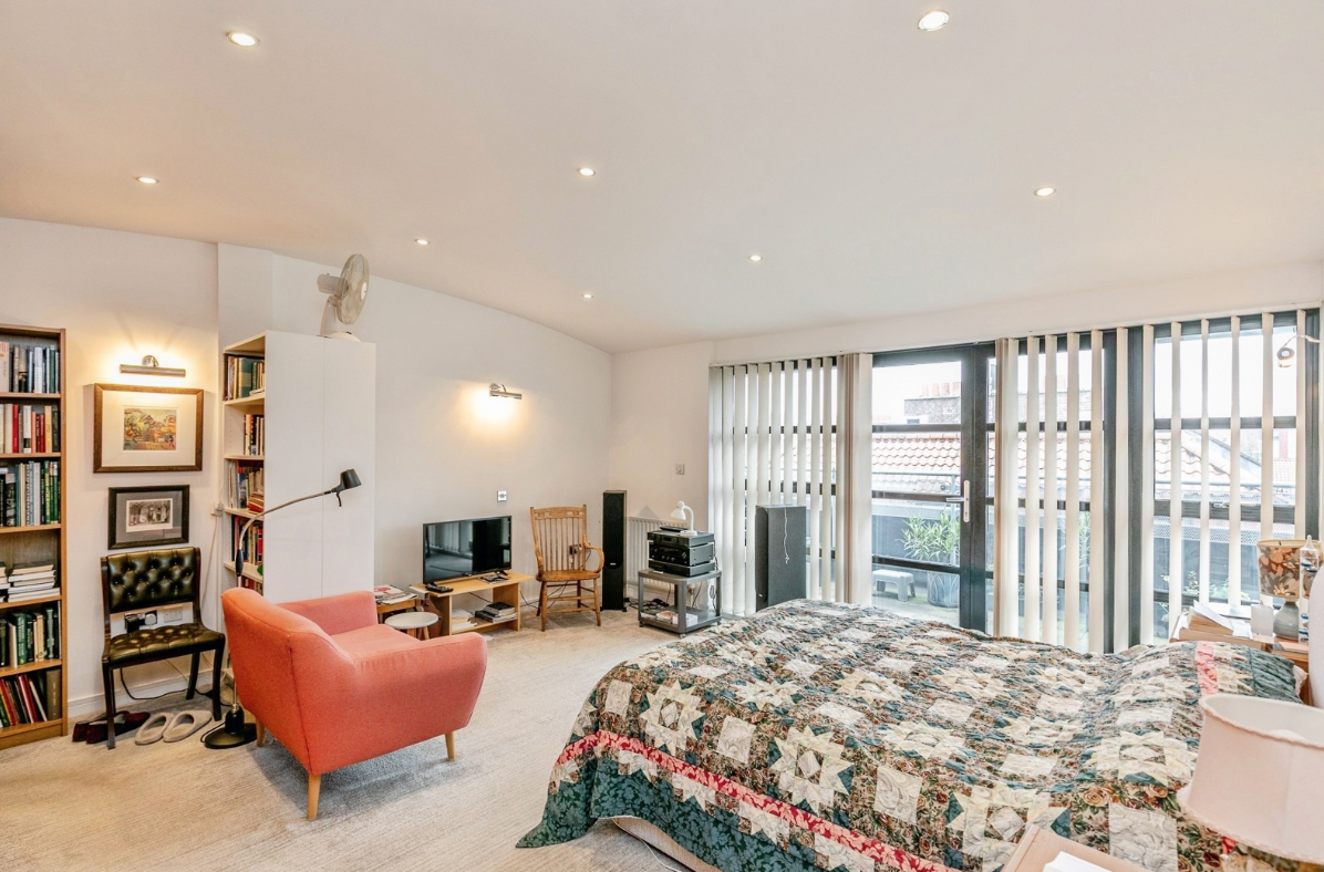 Flat Norfolk Avenue in Bristol
