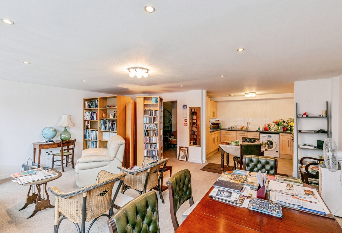 Flat Norfolk Avenue in Bristol
