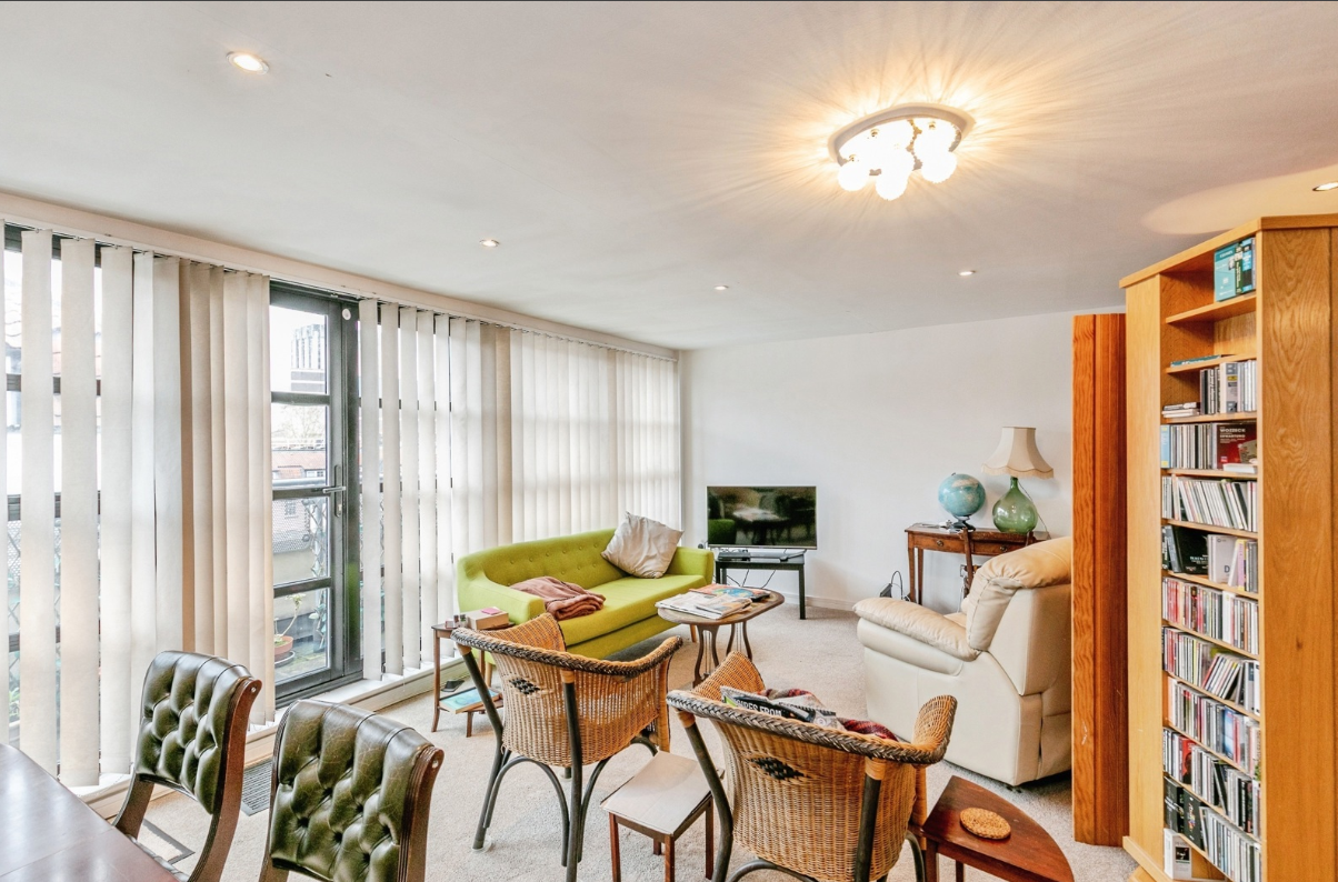 Flat Norfolk Avenue in Bristol