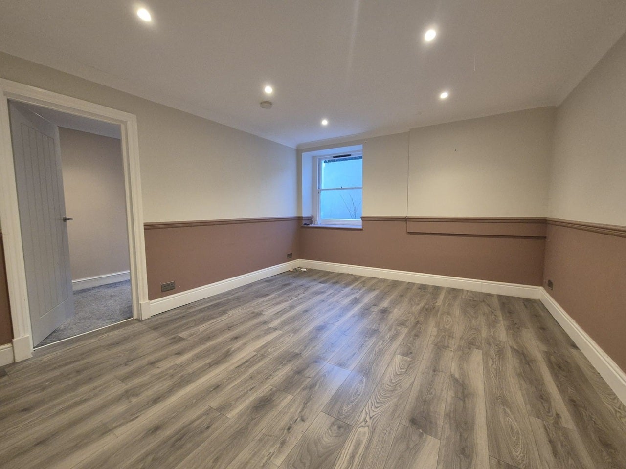Flat Vicarage Park in Greater London