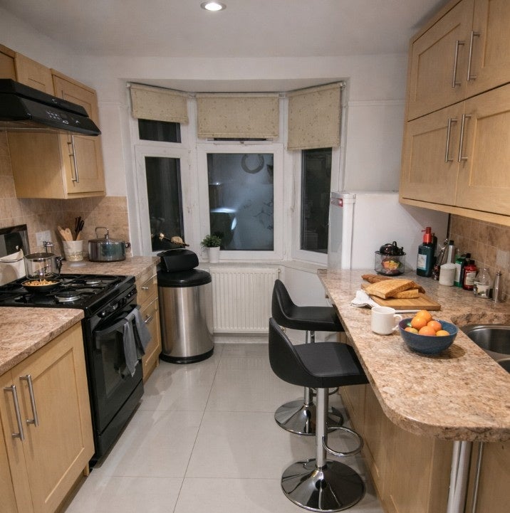 Flat Midstrath Road in Greater London