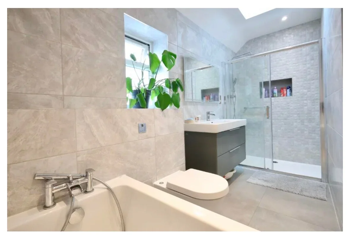 Room Waverley Road in Epsom and Ewell