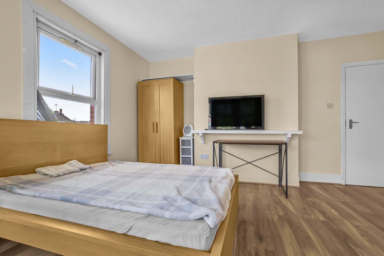 Flat Barmouth Road in Greater London