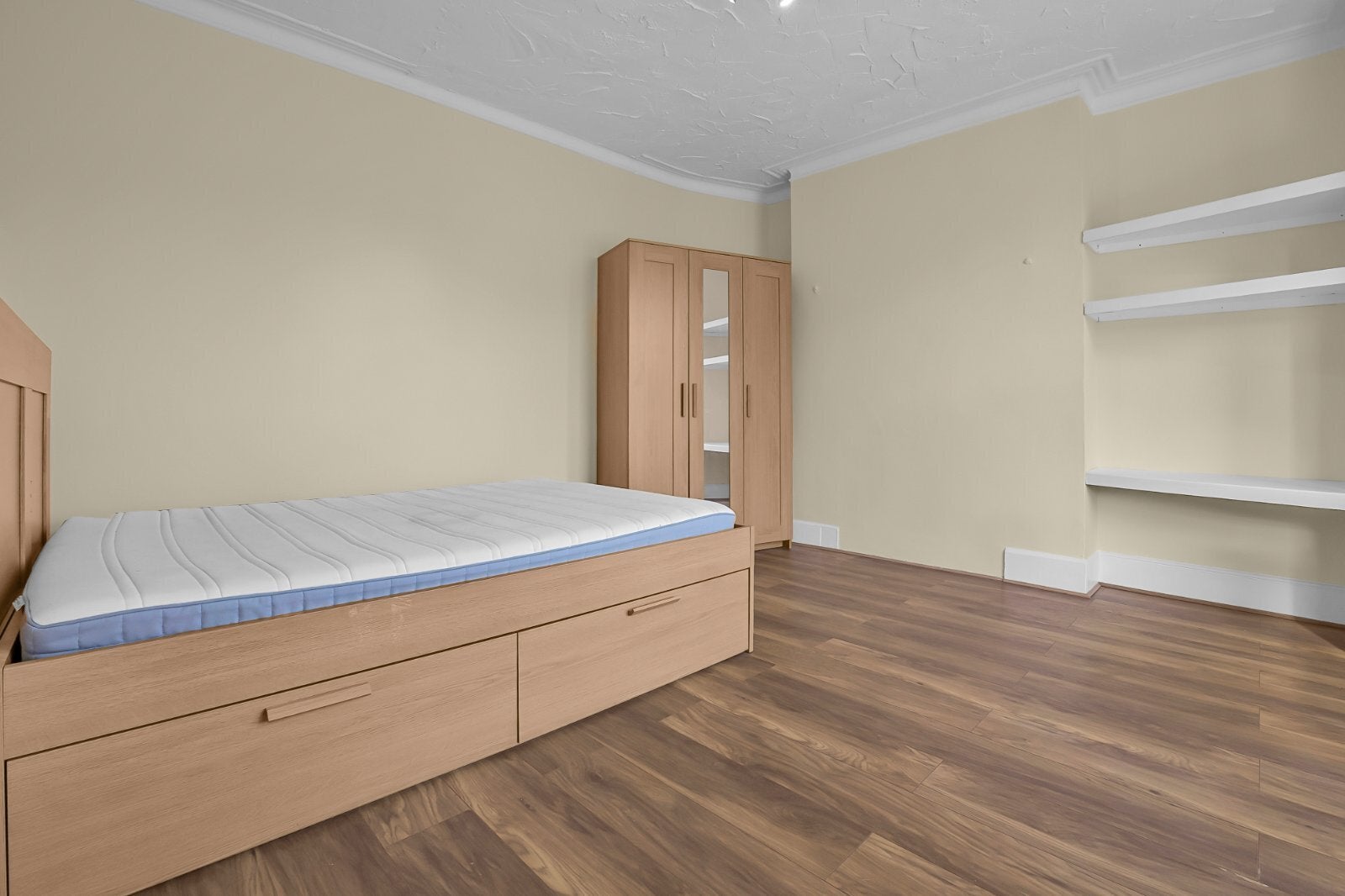 Flat Barmouth Road in Greater London