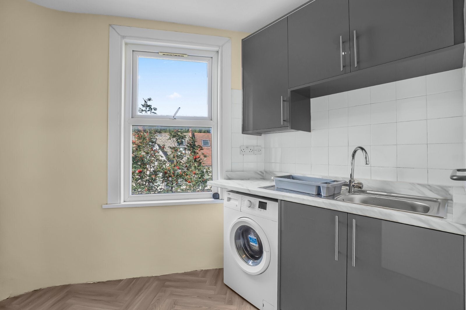 Flat Barmouth Road in Greater London