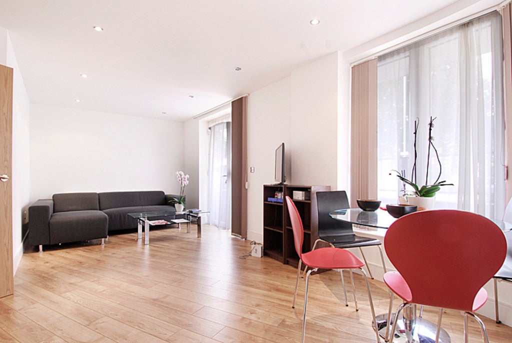Flat Gloucester Court in London