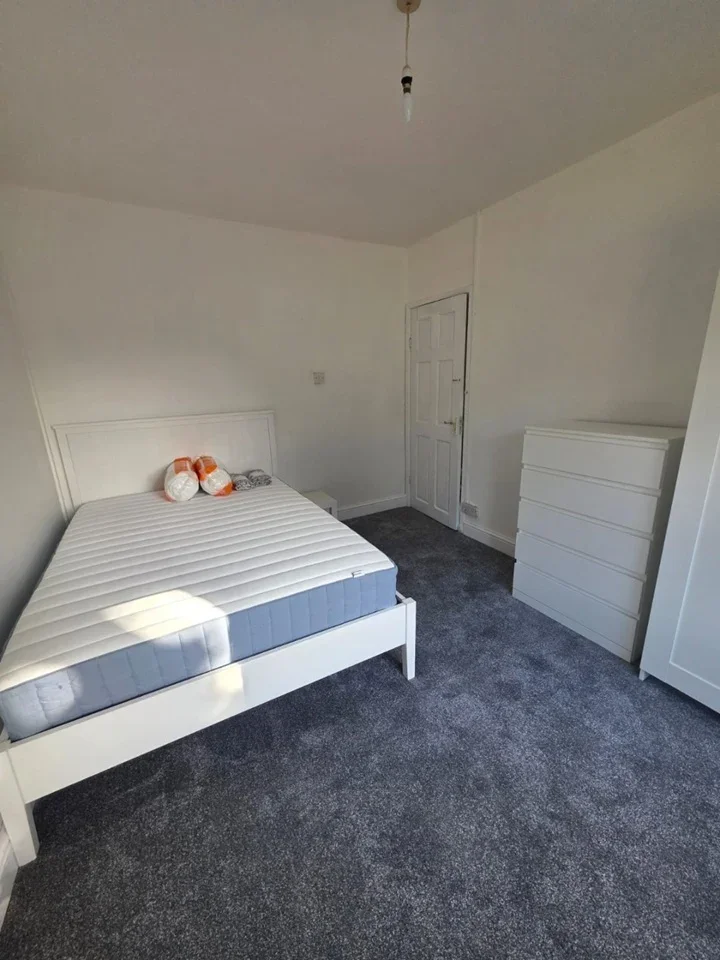 Room Harrowdene Road in Greater London