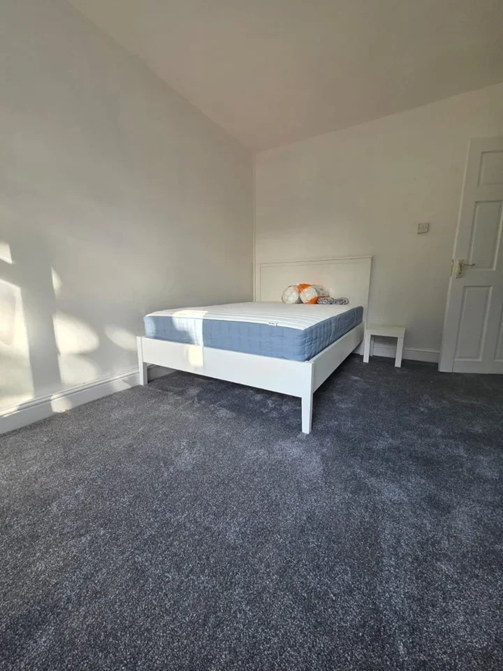 Room Harrowdene Road in Greater London