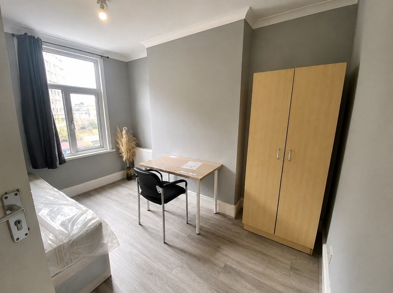 Room Hornsey Park Road in Greater London