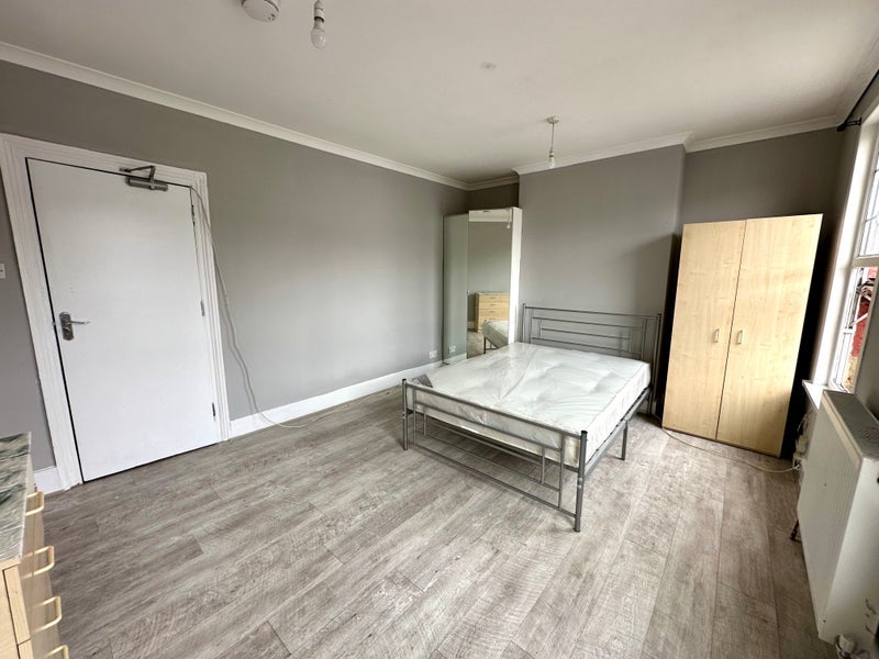 Room Hornsey Park Road in Greater London