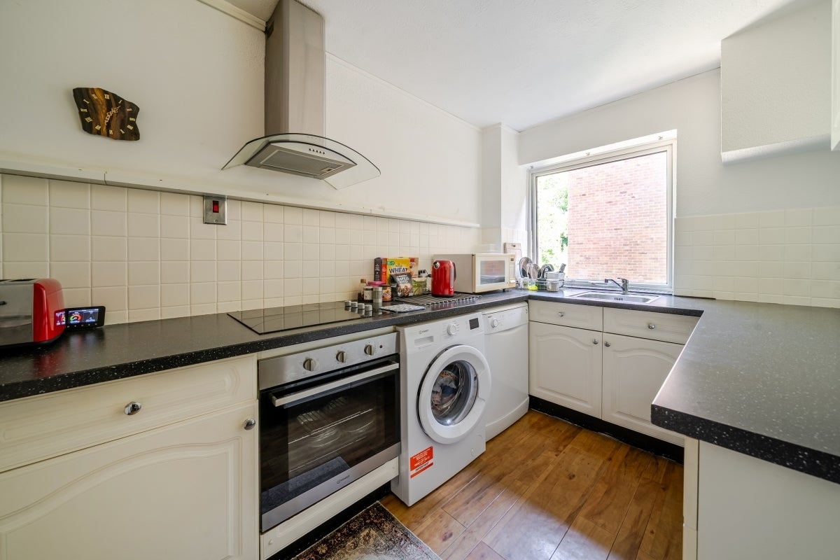 Flat Bridgewater Road in Walton on Thames