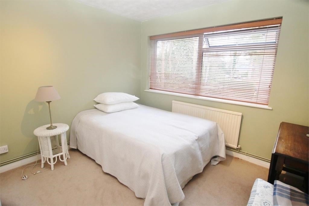 Flat Bridgewater Road in Walton on Thames