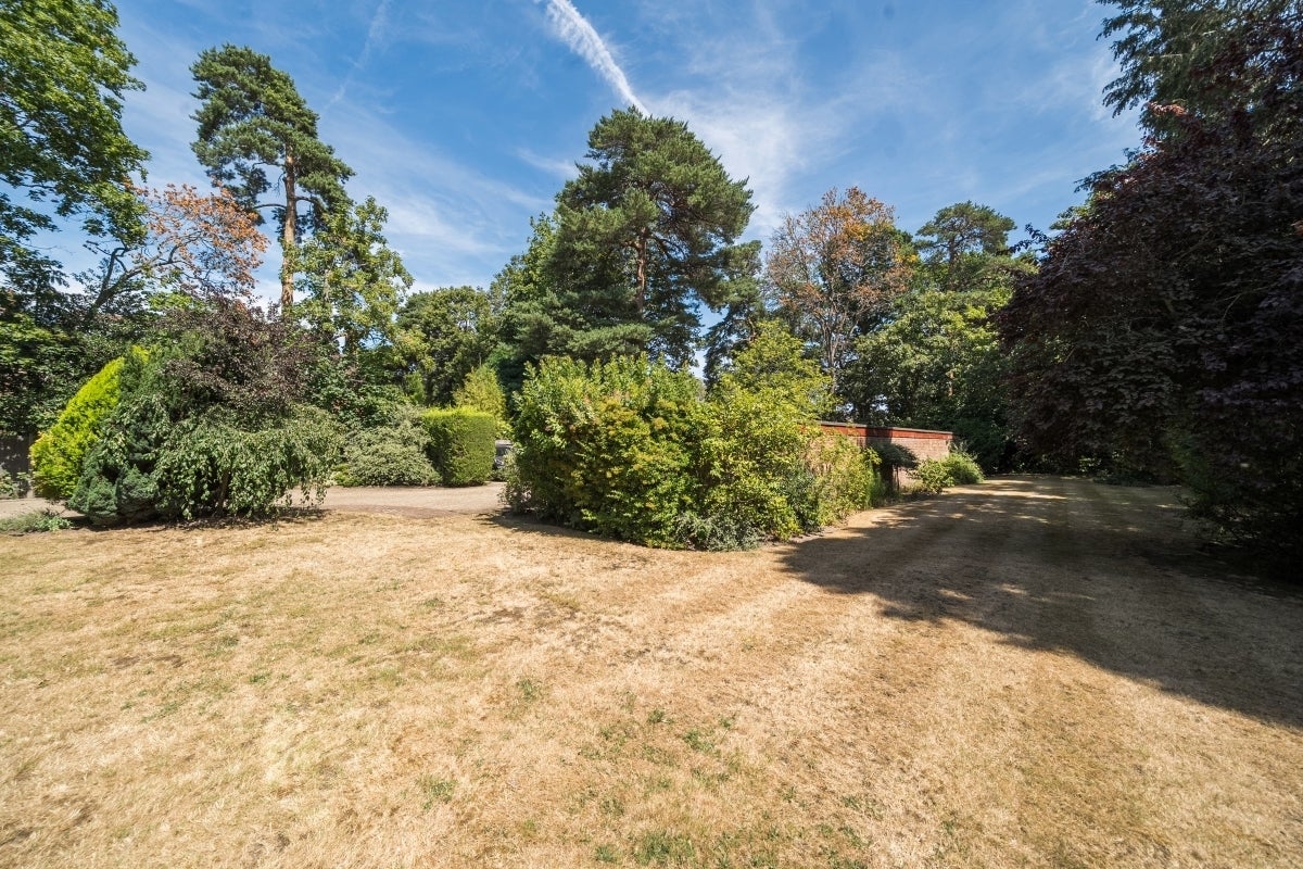 Flat Bridgewater Road in Walton on Thames