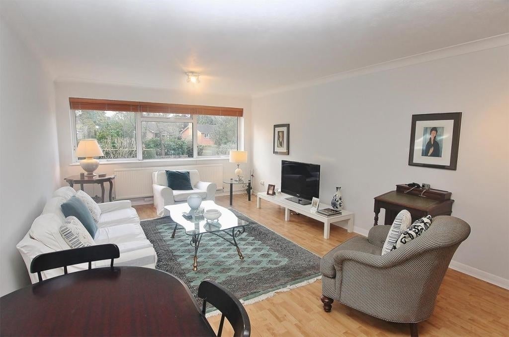 Flat Bridgewater Road in Walton on Thames