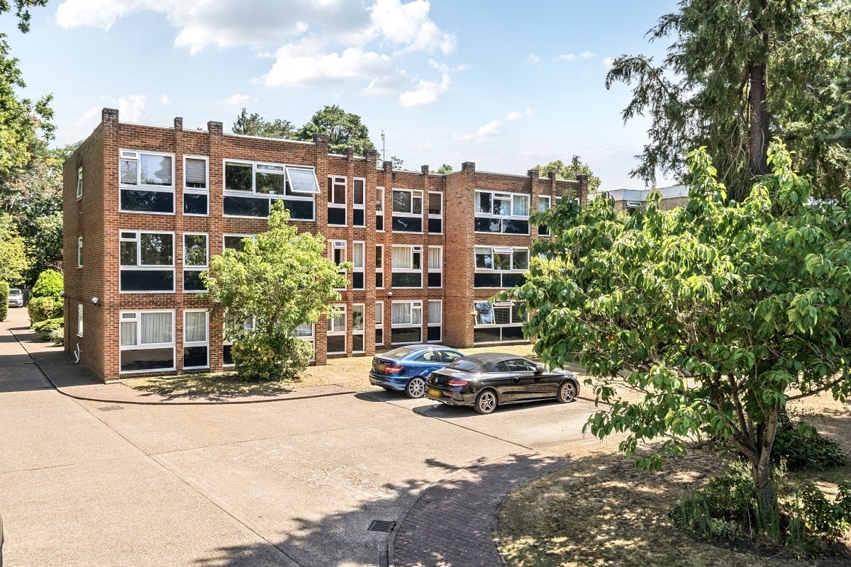 Flat Bridgewater Road in Walton on Thames