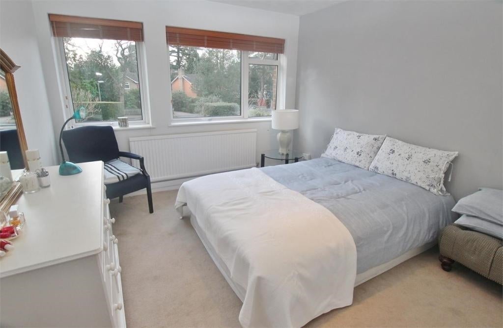 Flat Bridgewater Road in Walton on Thames