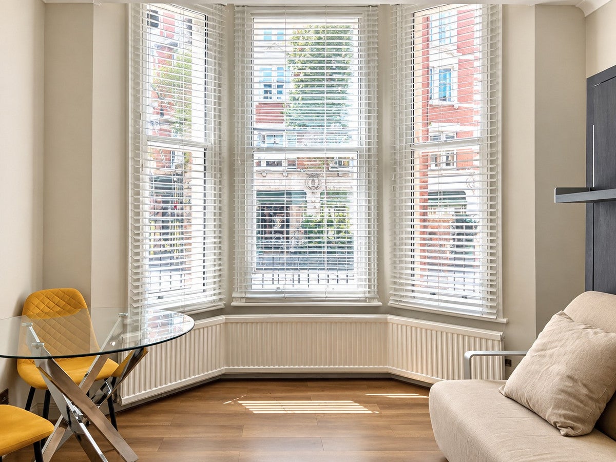 Flat Egerton Gardens in Greater London