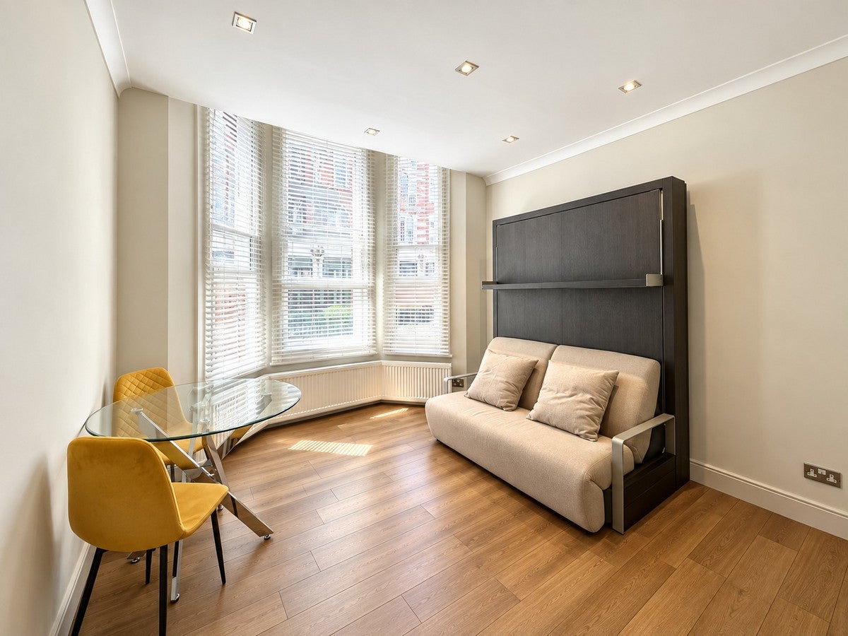 Flat Egerton Gardens in Greater London