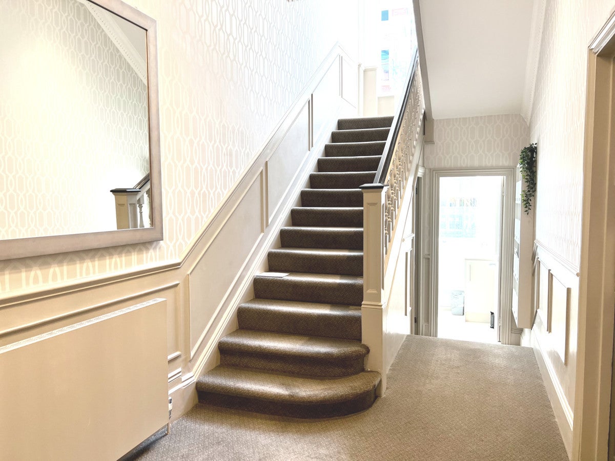 Flat Egerton Gardens in Greater London