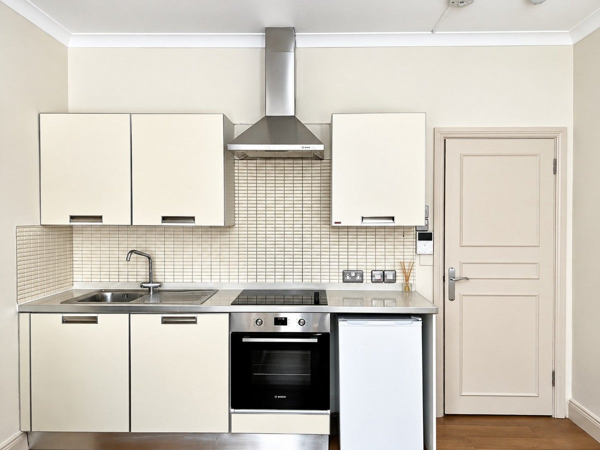 Flat Egerton Gardens in Greater London