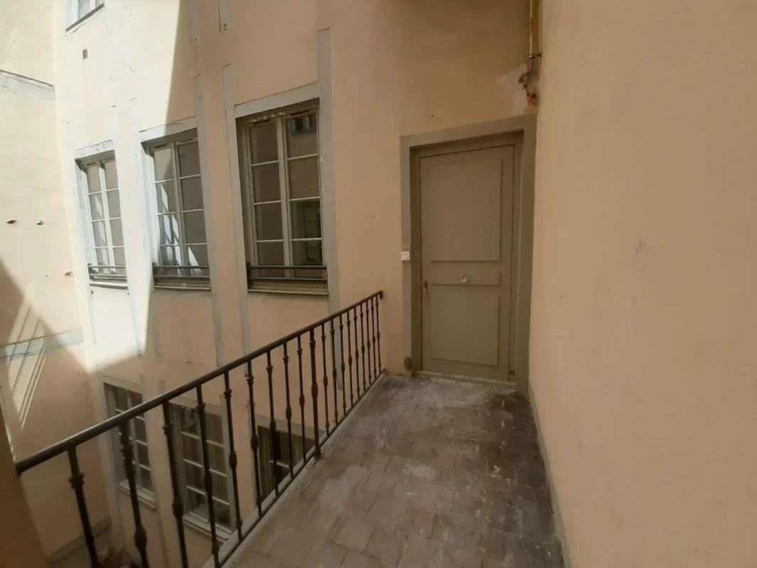 Flat Place du Port-Neuville in Lyon