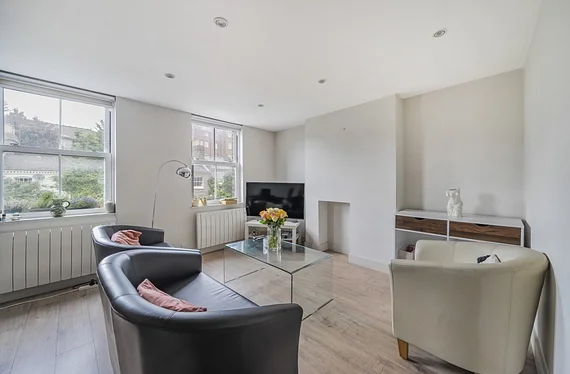 Flat Ponsonby Road in Greater London