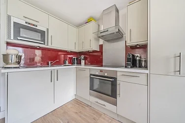 Flat Ponsonby Road in Greater London