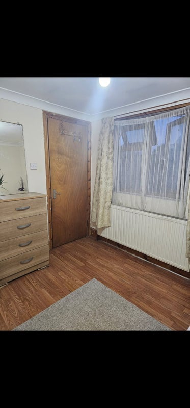 Room Grove Green Road in Greater London