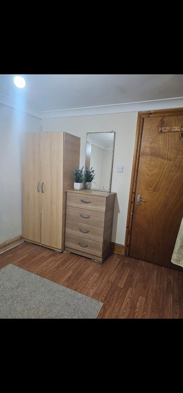 Room Grove Green Road in Greater London