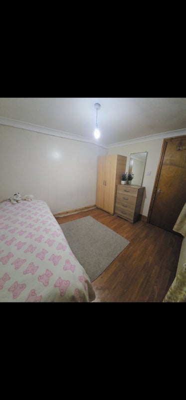 Room Grove Green Road in Greater London